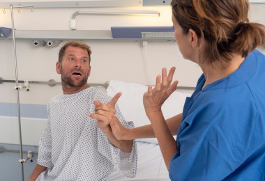 Ein Patient greift im Krankenhaus eine Pflegerin an.