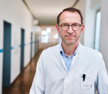 Porträt von Prof. Dr. med. Thomas Gösling, Chefarzt der Klinik für Unfallchirurgie und Orthopädie, Klinikum Braunschweig. Quelle: DGUV