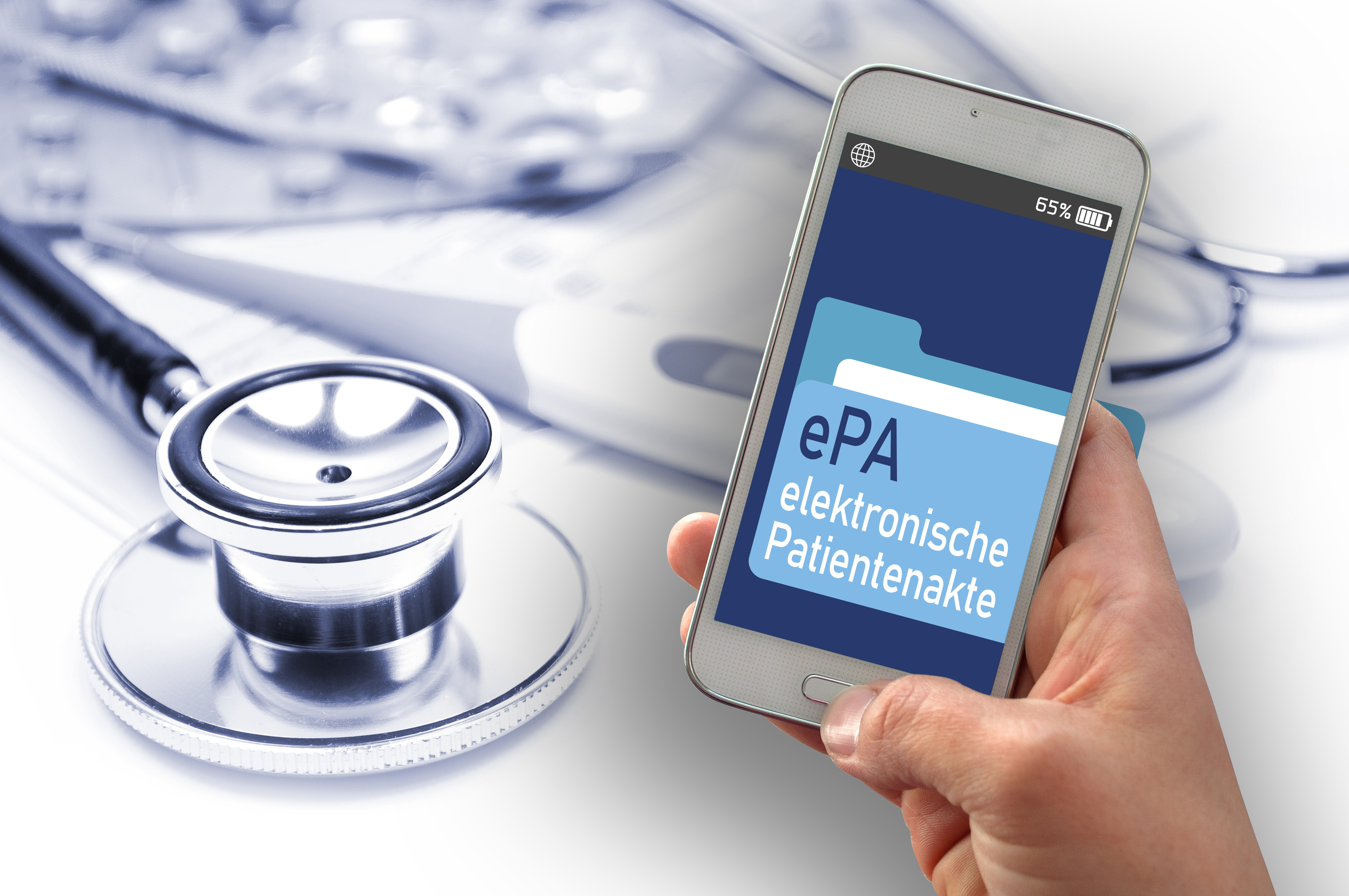 Das Bild zeigt eine Hand, die ein Smartphone hält. Auf dem Bildschirm des Smartphones ist eine Anwendung mit der Aufschrift „ePA – elektronische Patientenakte“ zu sehen. Im Hintergrund liegen medizinische Utensilien, wie ein Stethoskop und Tablettenblister.